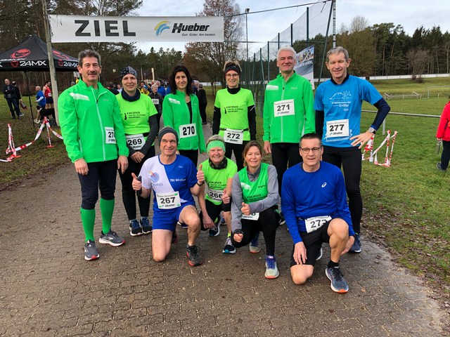 vorne: (v.l.) Hans Niederhuber, Anneliese Zinke, Brigitte Radajewski und Michael Kosiurak, hintere Reihe: Klaus Wurscher, Nadine Kratzer, Anita Joas, Michaela Leberle, Klaus Joas und Rudi Ortner.