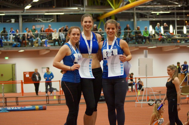 Judith und Chiara bei der Siegerehrung über 800m DSC01133