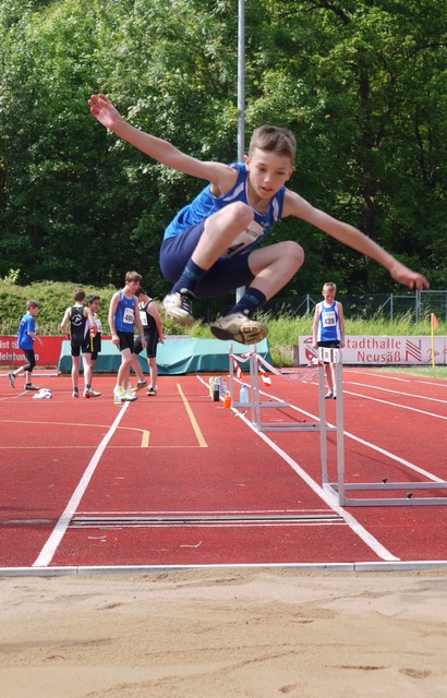 Der 11-jährige Lucas Pohl beim Weitsprung