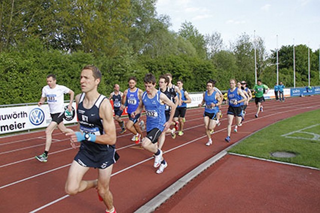 Start zum 5000m Lauf der Männer Start 5000m vorne Gröbl 632 Estner