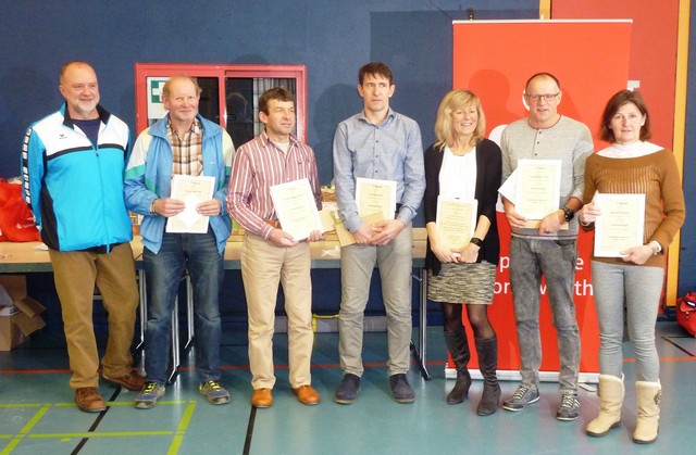 Die geehrten Läufer und Läuferinnen für über 100 Läufe mit dem Vorsitzenden der LG