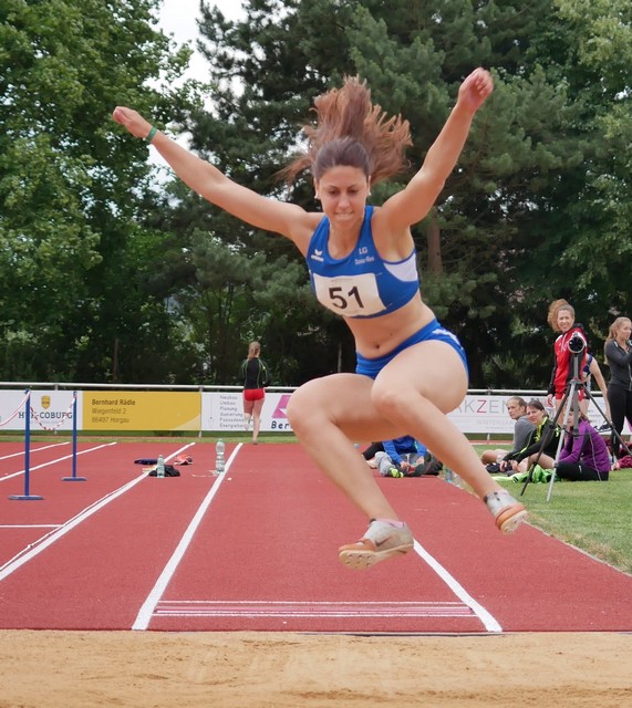 Ramona Schneider beim Weitsprung