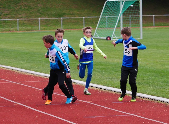 1. Wechsel von Jonas (107) auf Fabian Kuznik (106) bei den 3x800m