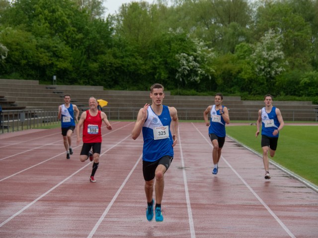 Zieleinflauf der 400m mit Sieger Samuel Ostermeier