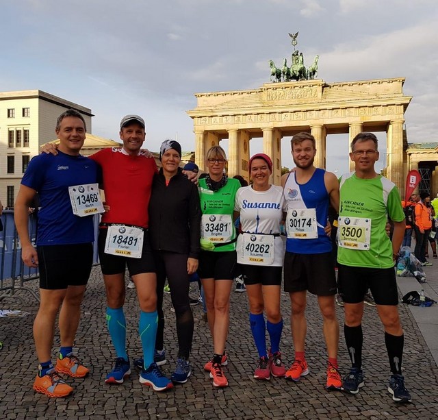 Die Läufer der LG Donau-Ries vor dem Brandenburger Tor