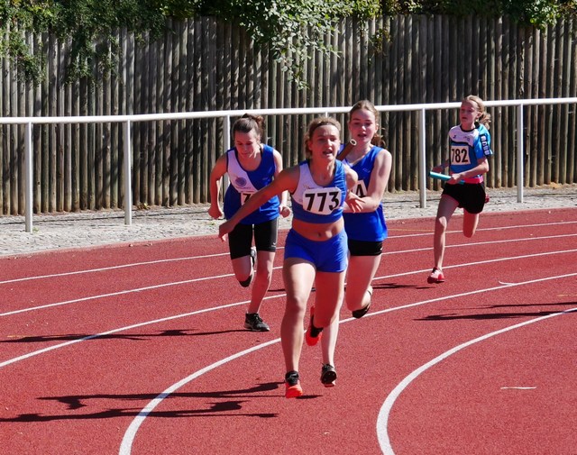 4x75m der wU14 mit den neuen Rekordhaltern (vorne) beim 2. Wechsel