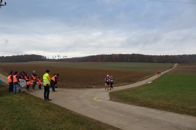 Anfeuerung durch die Trommelgruppe Wemding