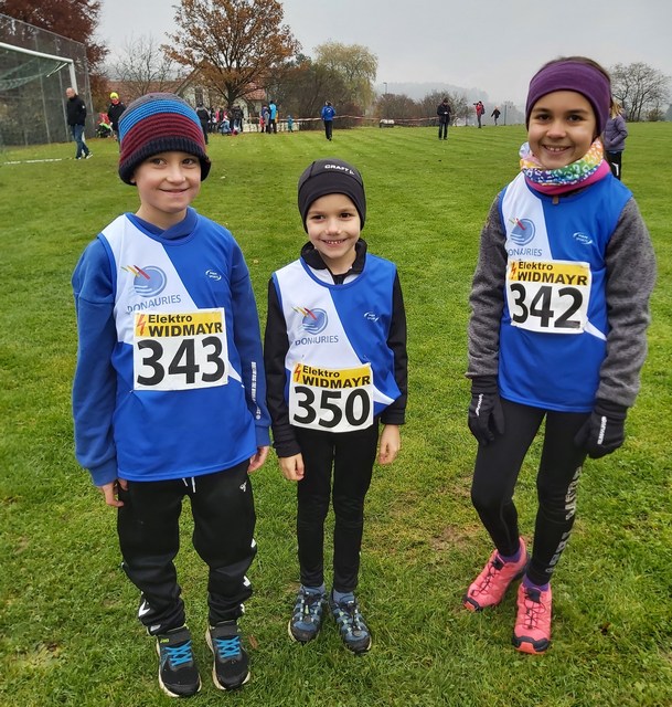 Die Jüngsten  Läufer der TSV Harburg - noch mit sauberen Trikots -  vor dem Start