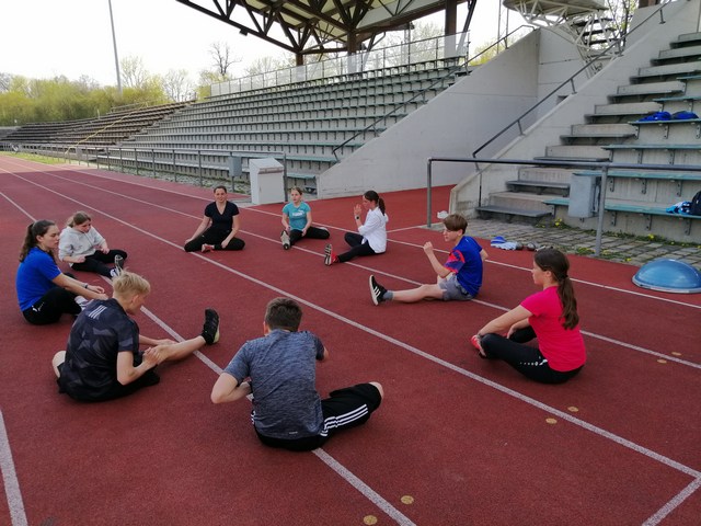 Die Donauwörther Athleten beim Aufwärmen