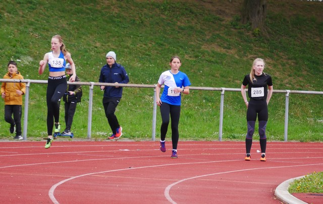 3. Wechsel der 4x100 Meter der w U16 mit Teresa Siebachmeyer (135) und Anna Peter (117)