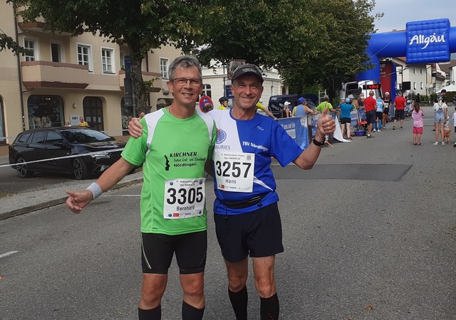 Bernhard Satzenhofer und Hans Niederhuber (rechts) vor dem Start zum Halbmarathon