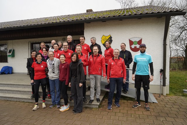 Die Helfer und Verantworltichen des SV Mauren mit Dieter Baumann