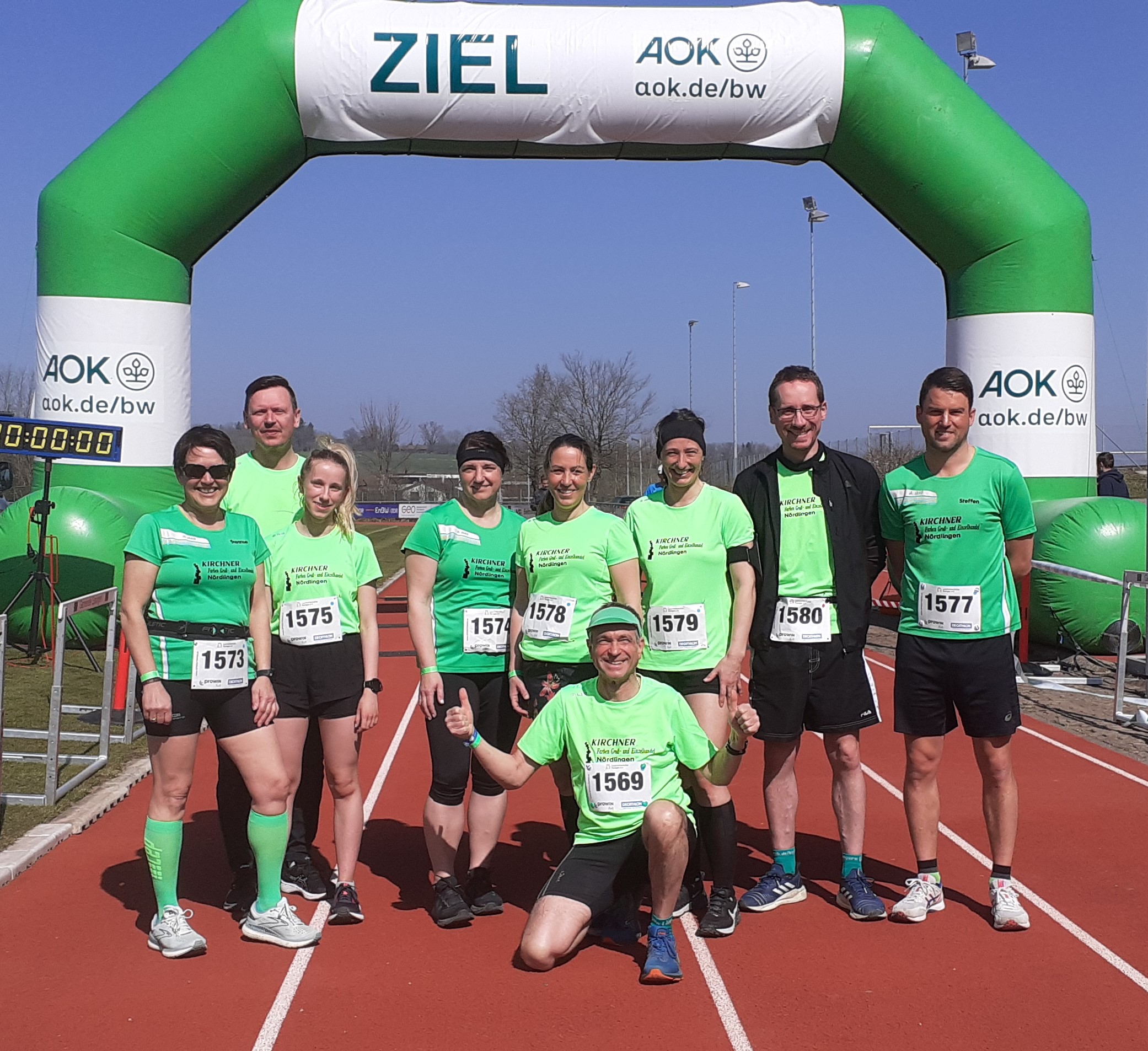 Auf dem Foto kurz vor dem Start: vorne Hans Niederhuber und dahinter von links: Susanne Vierkorn, Stefan Kirchner, Marie Wagner, Birgit Minder, Daniela Gaag, Nicole Hahn, Henning Breue, Steffen Brenner