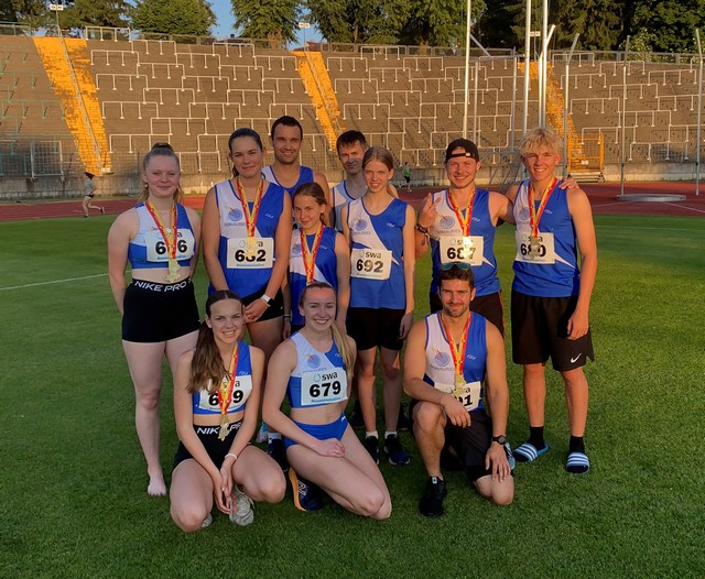 Die Schwäbischen Meister über 4x400 Meter mit ihren Teamkameraden