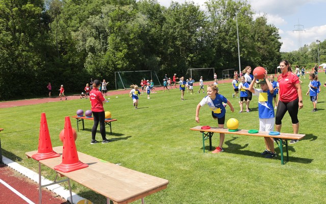 Durch wenig Strafrunden im Biathlon sicherte sich die U10 des TSV Rain den Sieg im Biathlon